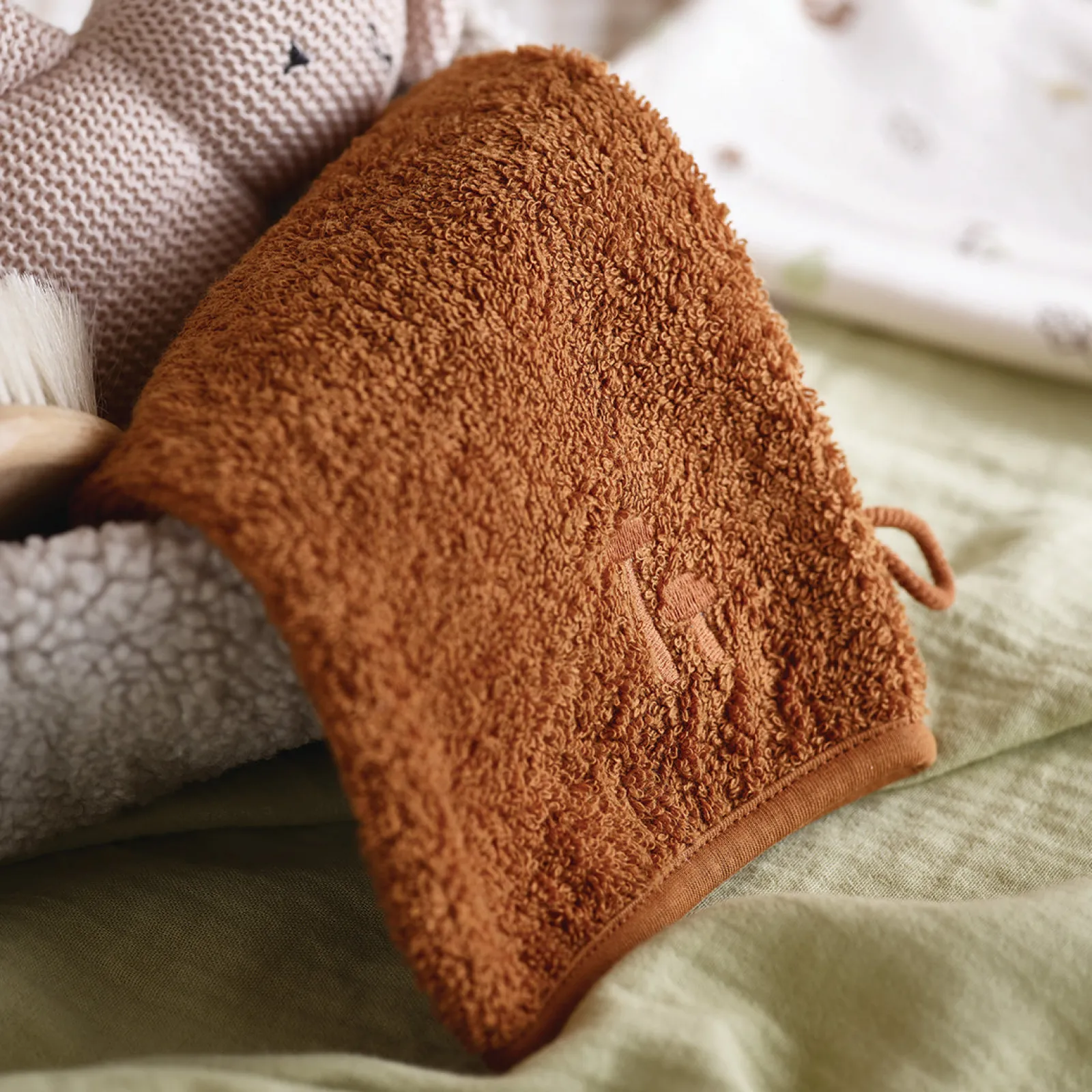 Piglet in Bed Cotton Woodland Animal Bath Mitt Chestnut Shop